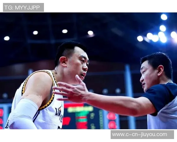 韩德君：从篮球新星到CBA传奇的成长之路与辉煌时刻解析